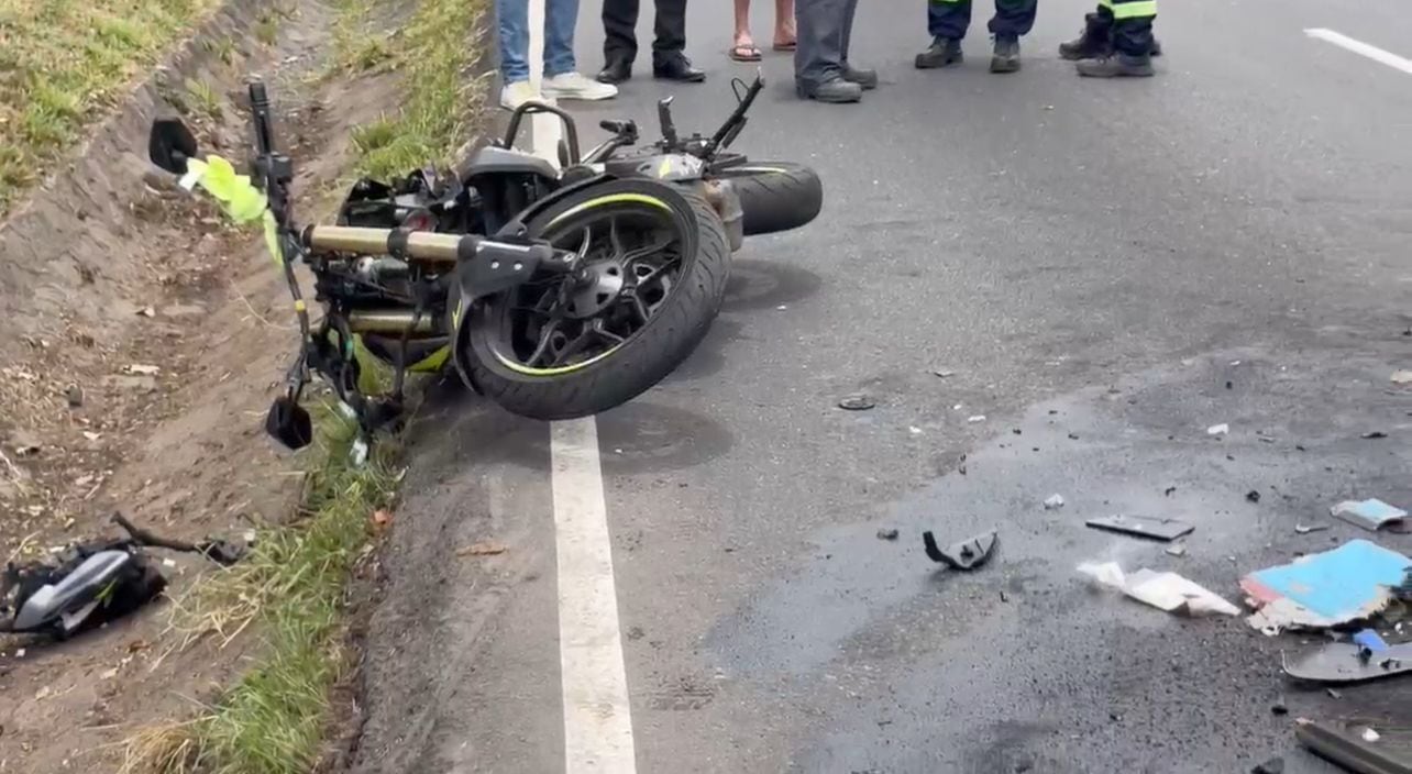 El choque entre una moto y un bus dejó un herido en La Uruca, San José.