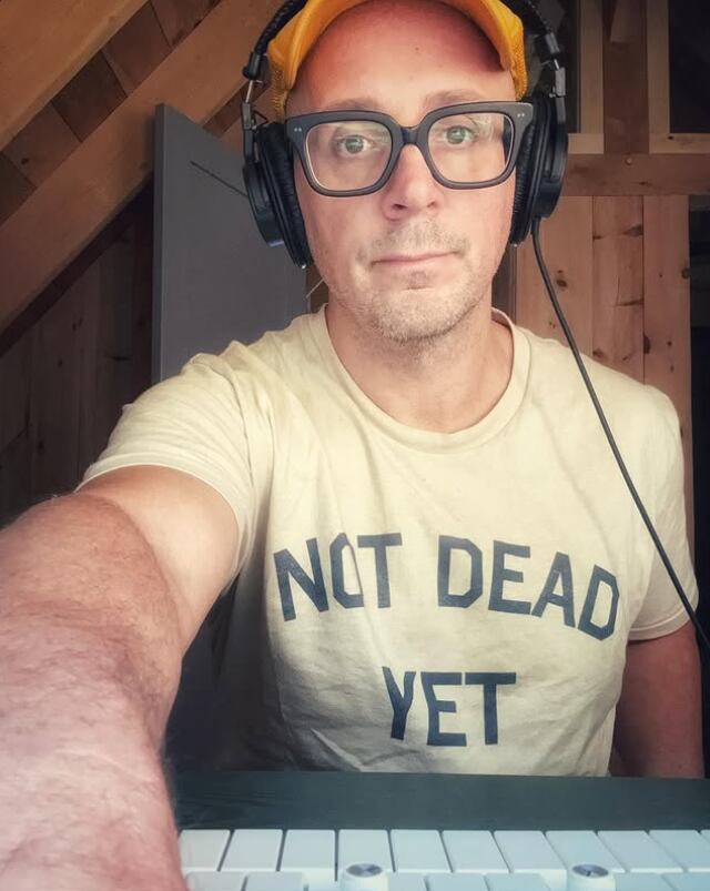 Steve Burns actualmente produce música, dirige un pódcast y mantiene una comunidad activa en TikTok e Instagram.