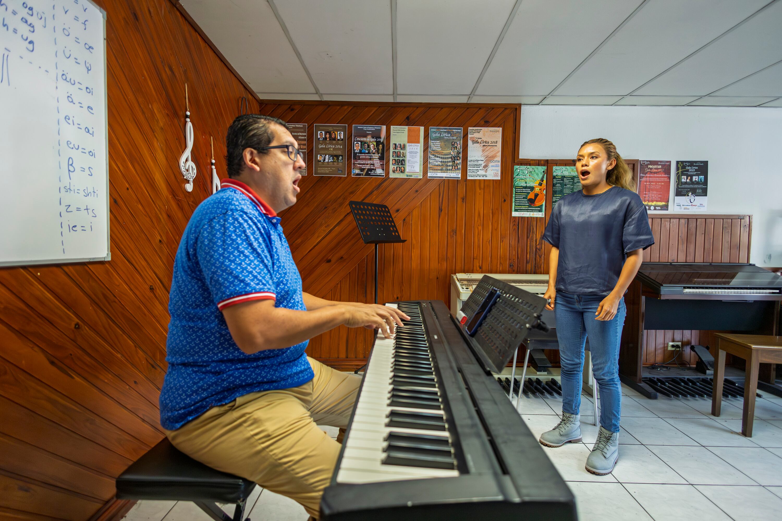 12/03/2025, San José, Escazú, entrevista con Nohelia vargas y su mamá Dixiana Mena, en las clases de canto que recibe con el profesor de canto de la UCR Ono Mora.