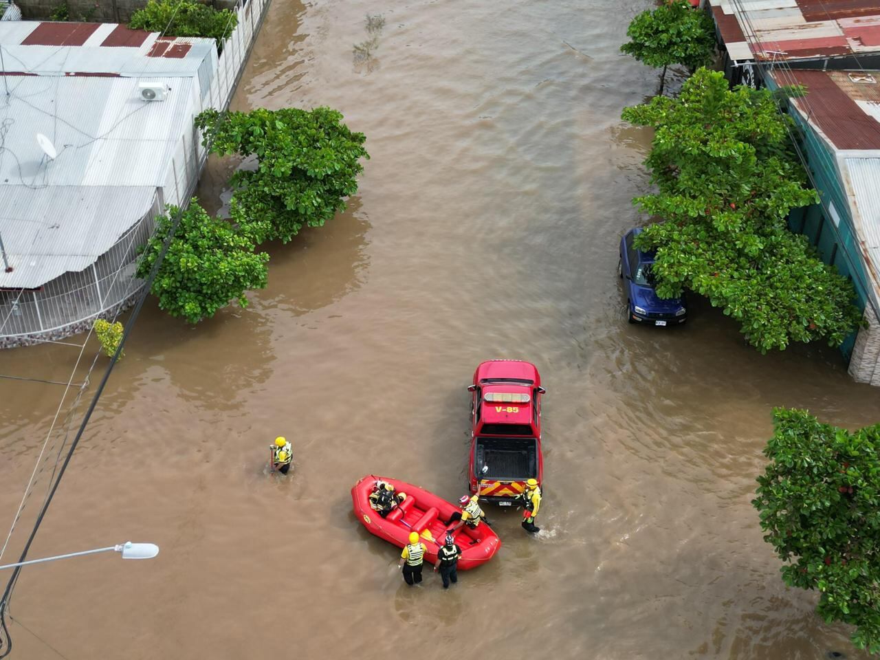 Bomberos también hace rescates en Bellavista, San Luis, Valle Verde, Valle Azul, Santa Fe y urbanización Josué de Chacarita ante las inundaciones de este 5 de octubre del 2025. Foto: Bomberos