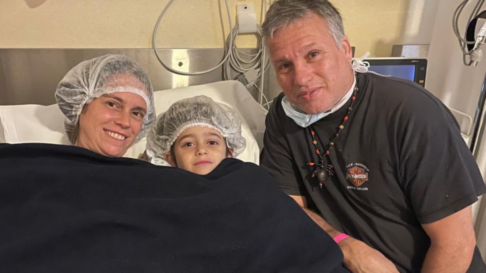 Diagnosticado con atresia biliar al nacer, un niño fue trasplantado con éxito en 2025 gracias a la donación de hígado de su madre.