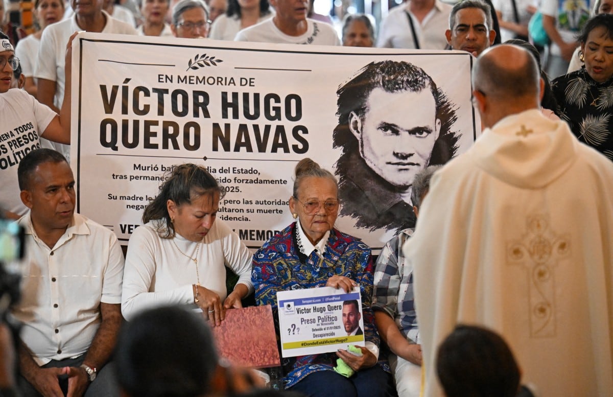 Carmen Navas (tercera desde la izquierda), madre del fallecido preso político Víctor Hugo Quero Navas, asiste a una misa en su honor en Caracas el 15 de mayo. Ella murió dos días después.