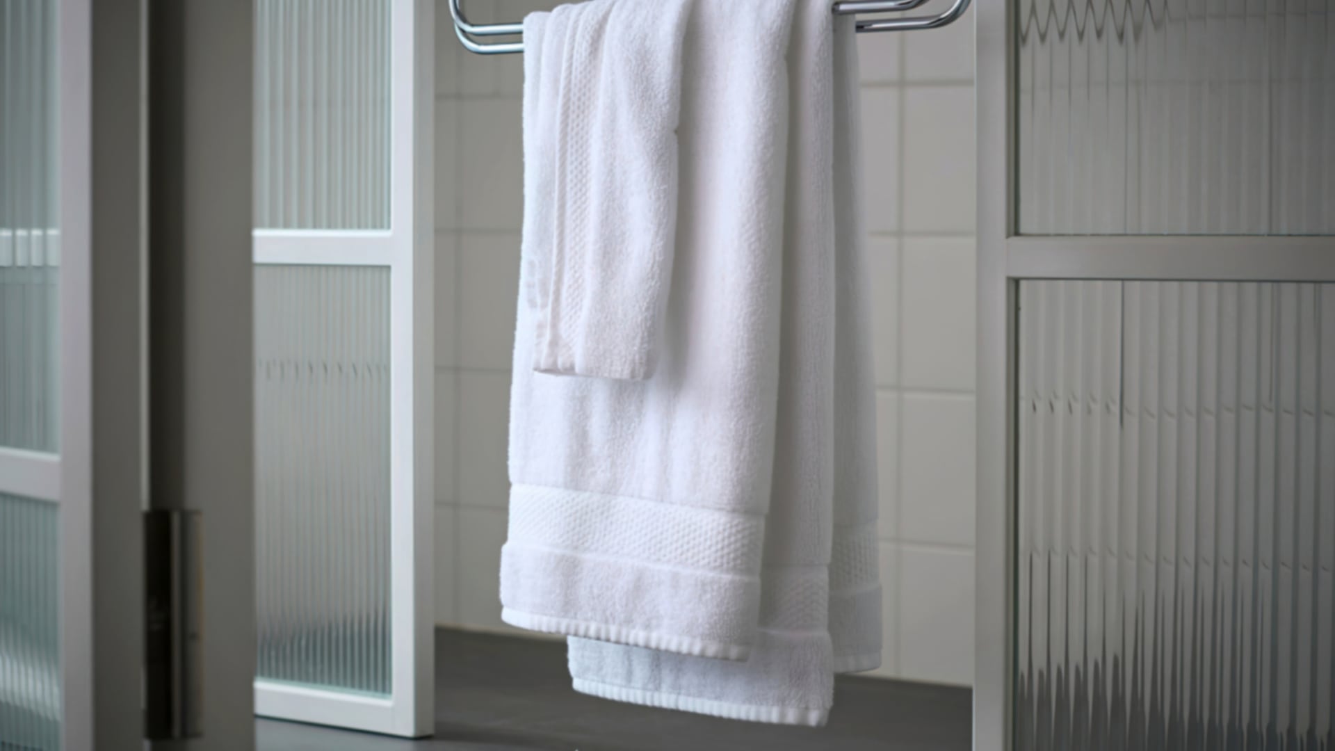 Las toallas con franjas tejidas duran más, resisten mejor los lavados y evitan que los bordes se deformen o deshilachen.