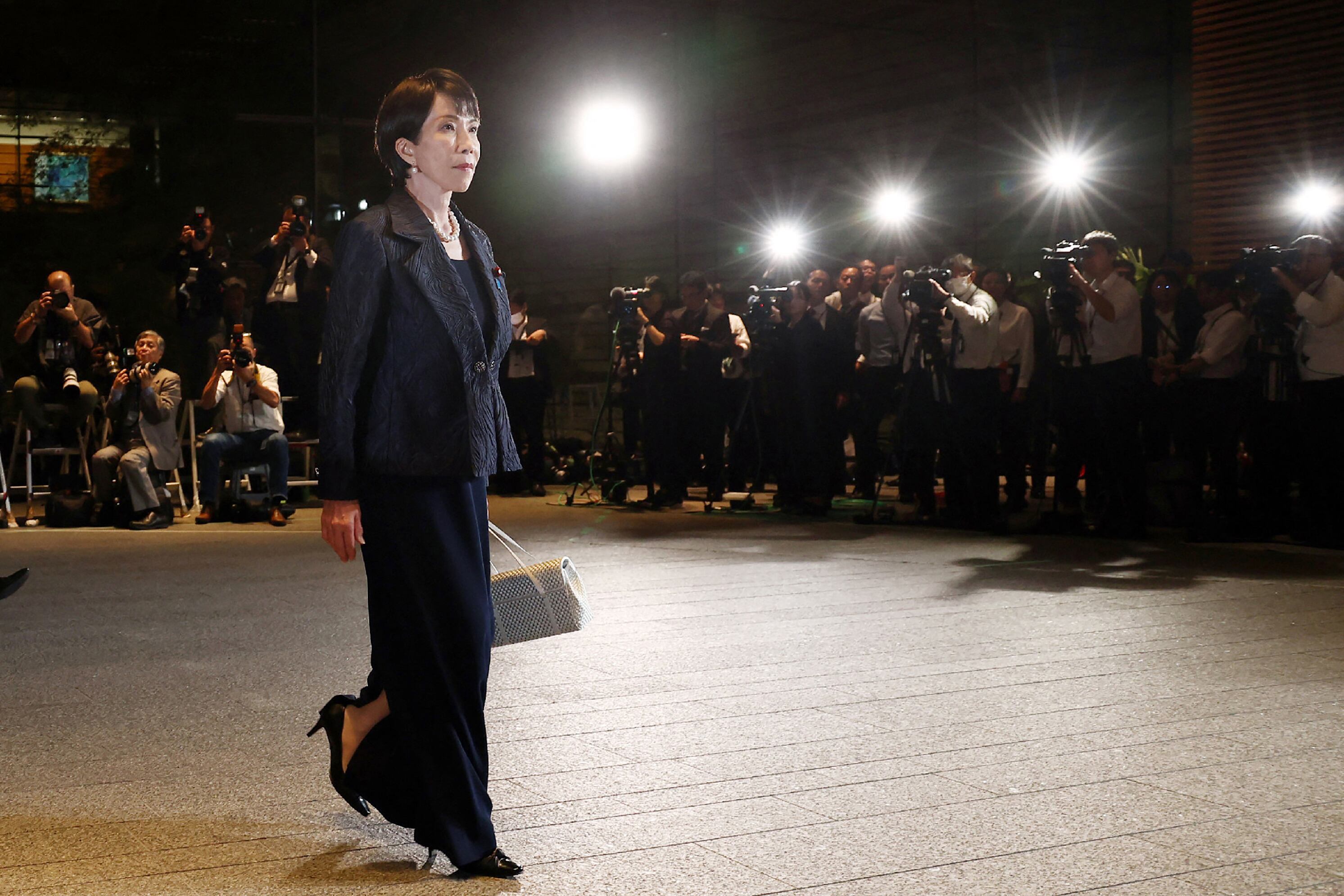 La presidenta del gobernante Partido Liberal Democrático (PLD) y recién nombrada primera ministra de Japón, Sanae Takaichi, abandona la oficina del primer ministro para la ceremonia de investidura en el Palacio Imperial de Tokio este 21 de octubre. Fotografía: