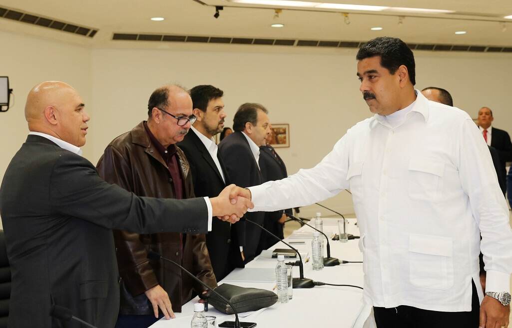 El presidente de Venezuela, Nicolás Maduro (derecha), saludó en octubre a Jesús Torrealba, secretario ejecutivo de la Mesa de Unidad Democrática (MUD).
