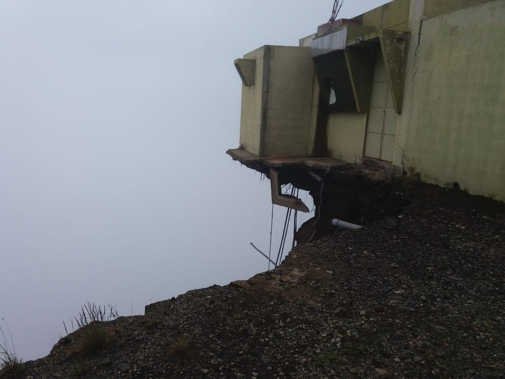 Instalaciones del canal 23 que tuvieron pérdida total con el colapso de este miércoles. Foto: Cortesía Ovsicori/Sinac.