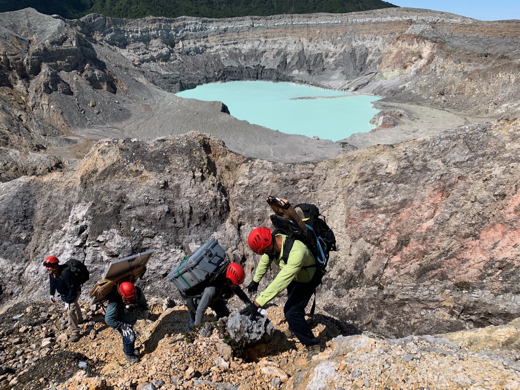 Al cesar las lluvias, la evaporación de agua se acelera en el lago cratérico, pues su temperatura aumenta al haber menos agua en todo el sistema hidrotermal. La semana pasada el Ovsicori instaló una nueva estación para medir gases .Foto: Ovsicori.