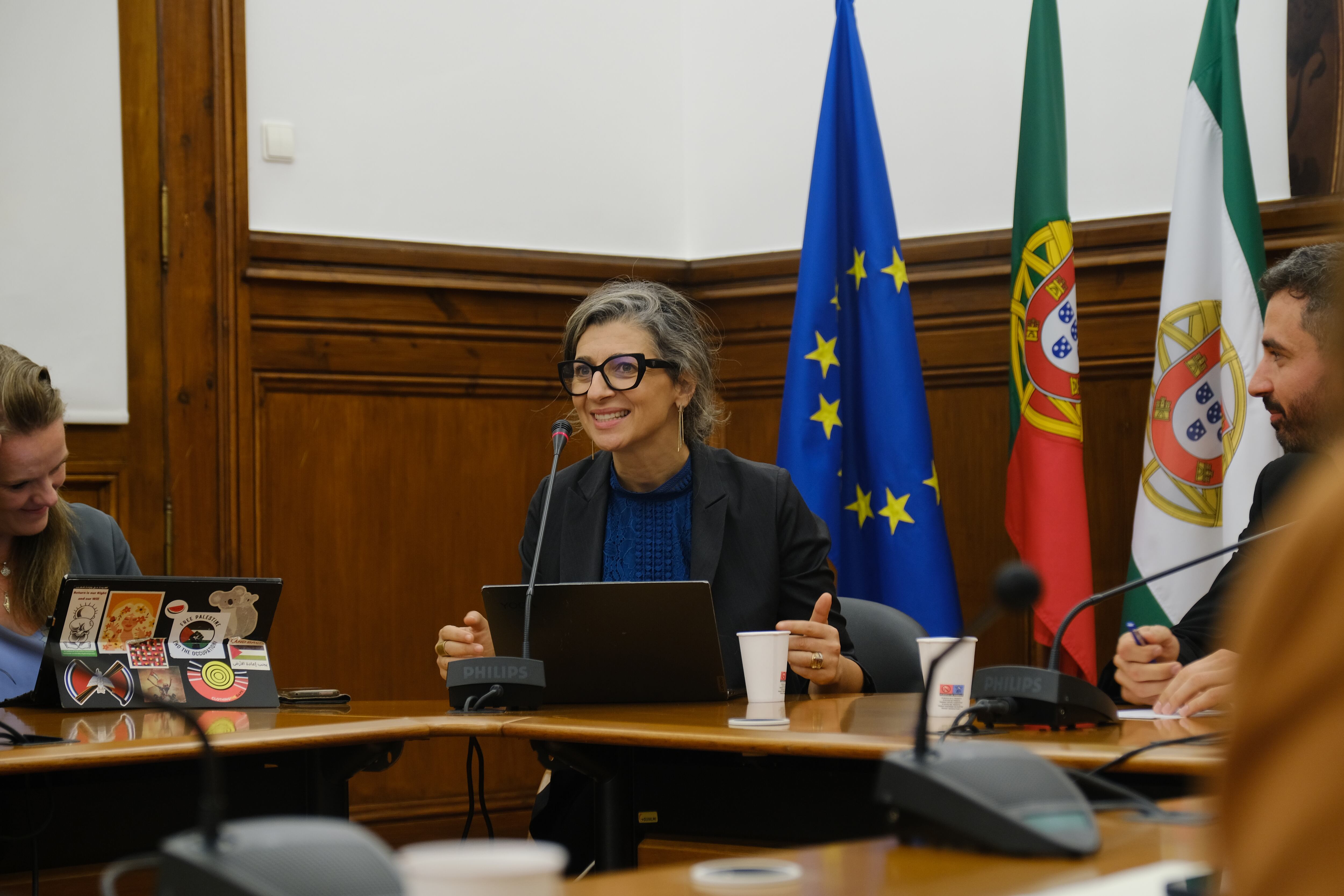 Francesca Albanese junto a miembros del Parlamento portugués el 27 de julio de 2024.