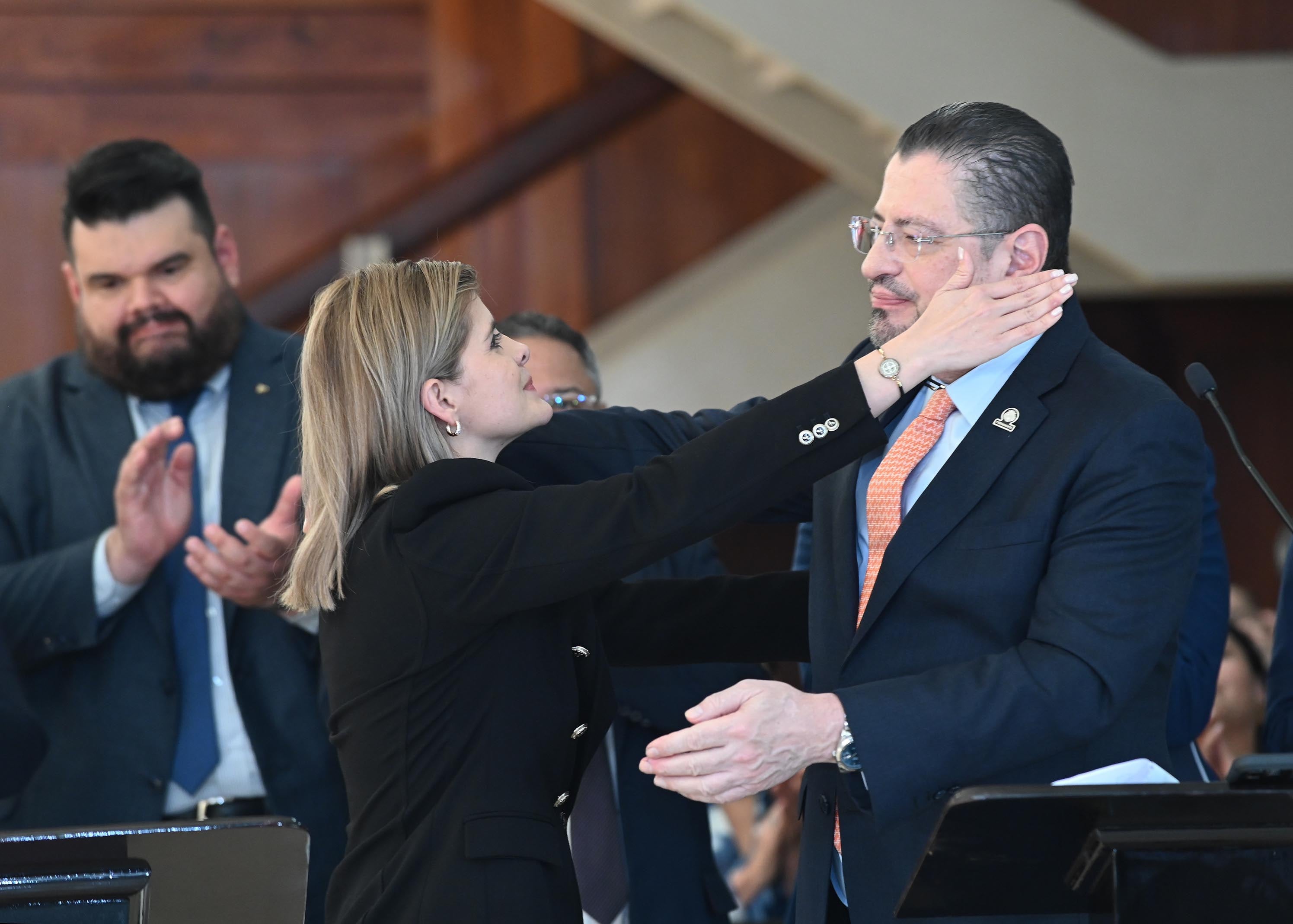 Presidente Chávez anuncia renuncia y sustitución de 5 ministros del gabinete.