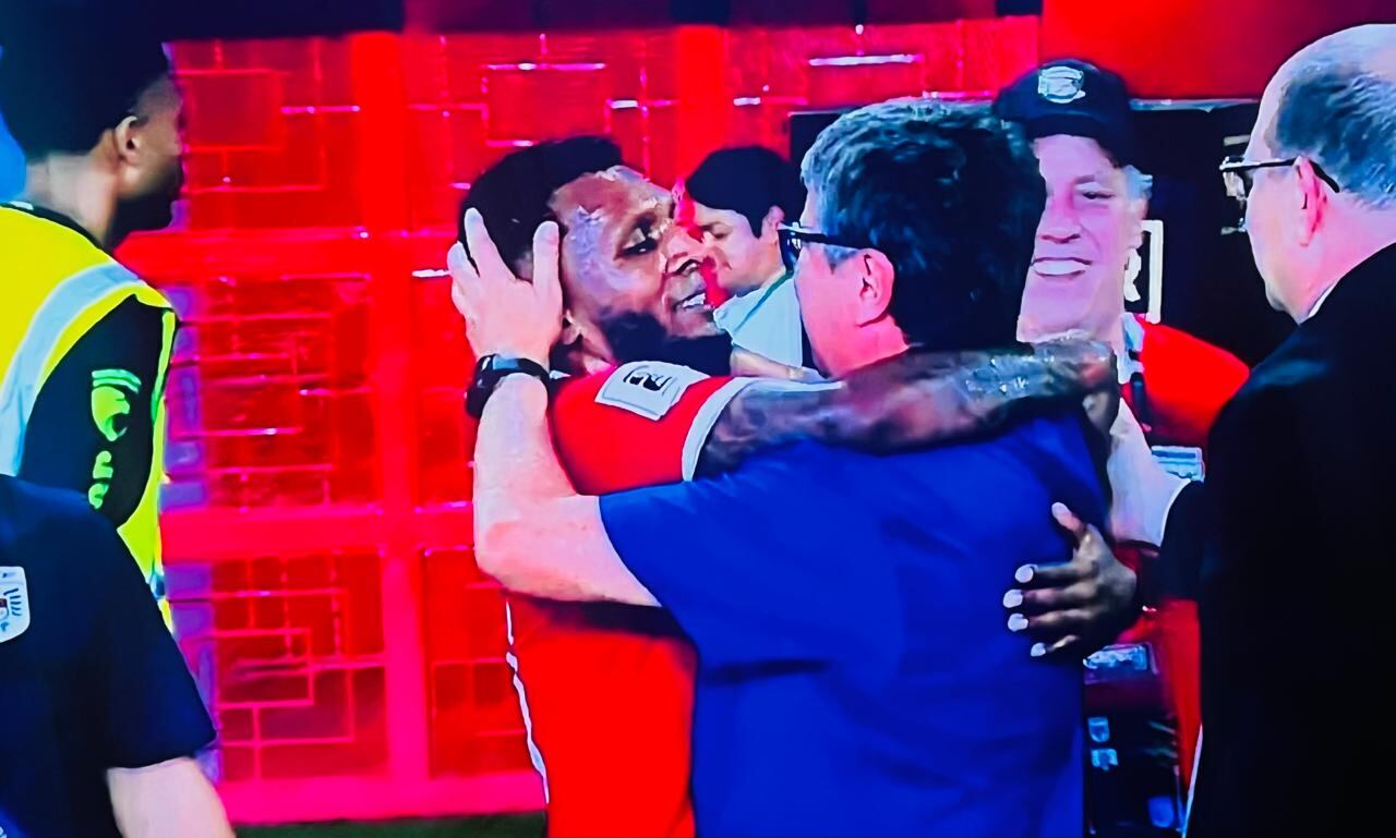 Hernán Darío Gómez recibe fuertes críticas en El Salvador porque prefirió felicitar y abrazar a los jugadores de Panamá que consolar a sus propios futbolistas después de una paliza.