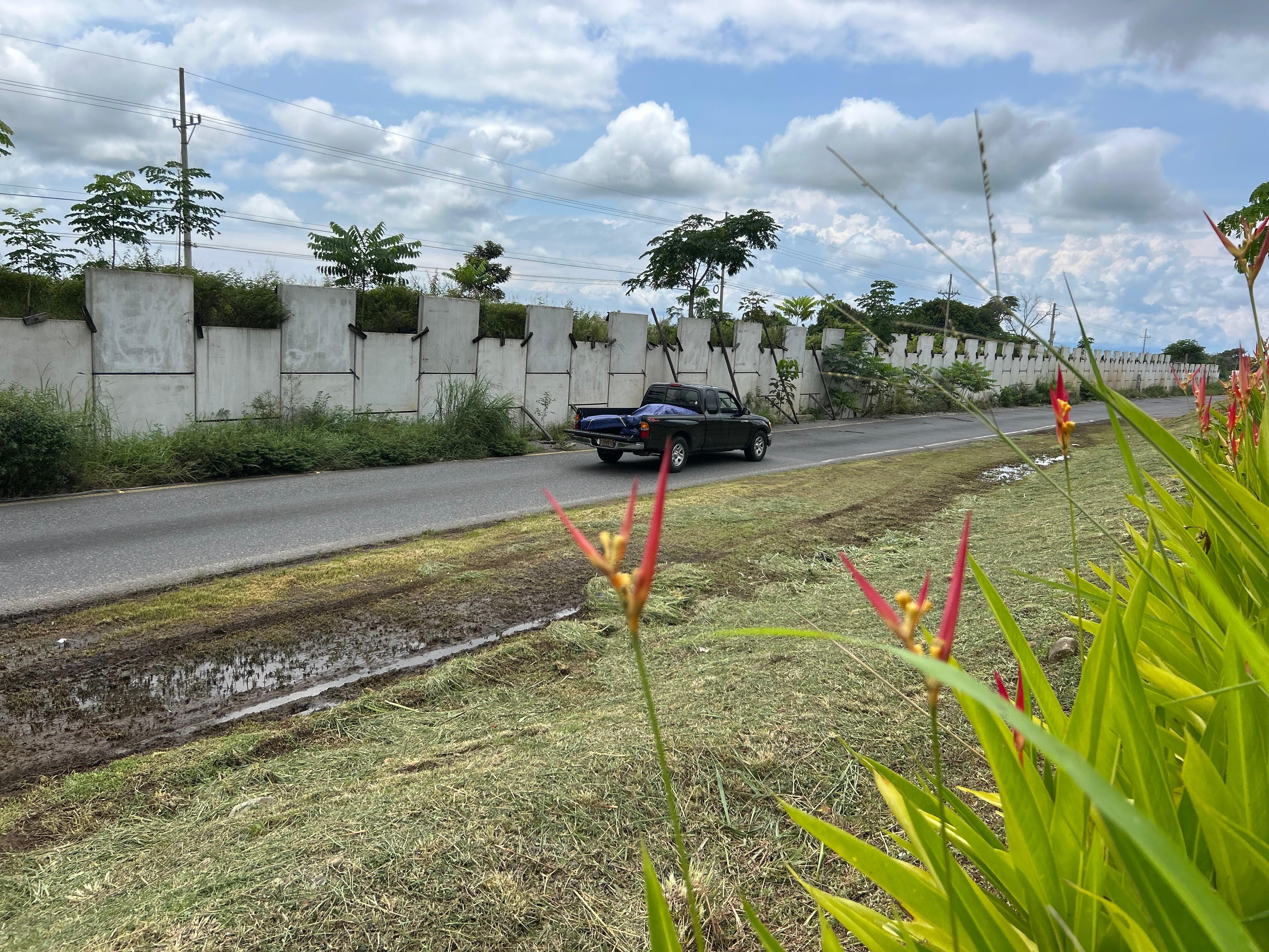 Estructura a medio completar en el cruce a Sardinal, como parte de la carretera Barranca-Limonal. 16-10-25.