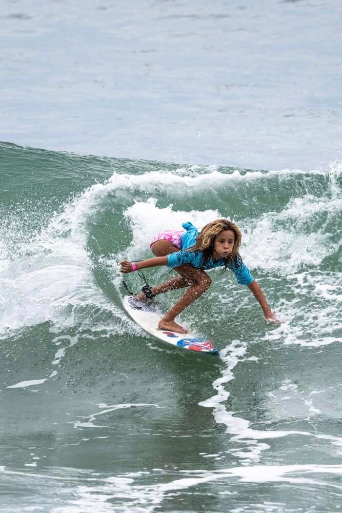 La surfista Mikela Castro Bolívar, de apenas 10 años, representar a Costa Rica con la Selección Nacional Mayor de Surf en los Juegos Panamericanos de Surf, en Lima, Perú.