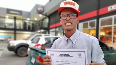 Mainor Molina, el cuidacarros cumplió sueño de ser bachiller a los 41 años y va por más