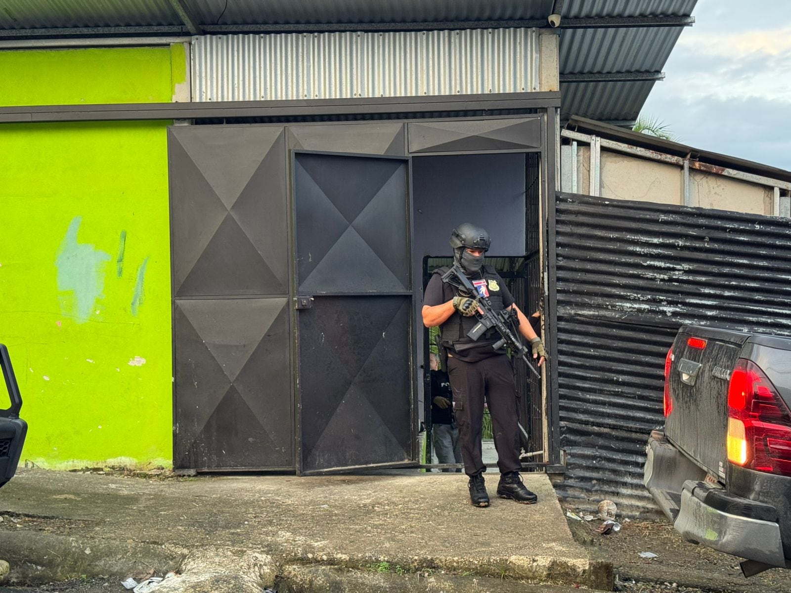 El OIJ y la Fiscalía de Limón allanaron seis sitios en la comunidad de Atlántida para detener a miembros del grupo criminal de Tony Peña Russell.