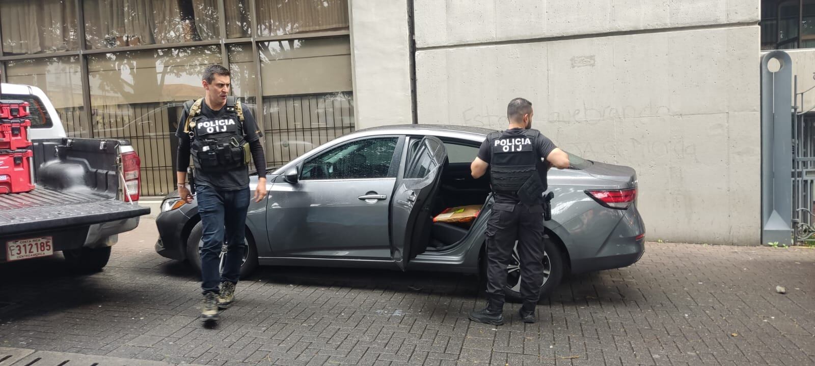 Oficiales del OIJ e investigadores allanaron el edificio central de la CCSS.