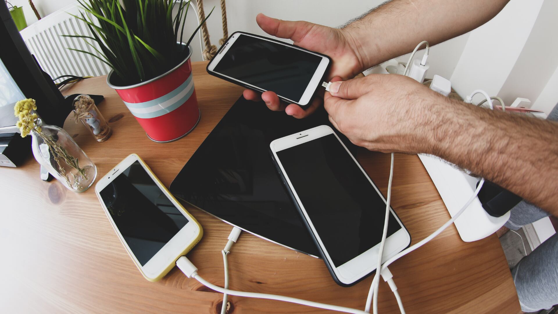 Huawei, Xiaomi, Apple y Samsung coinciden en que cargar mal su celular podría acortar su vida útil. Este es el orden que debe seguir.