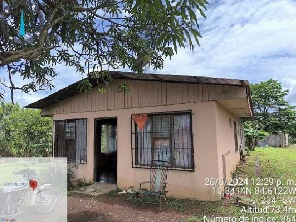 Casa regular con dormitorios, sala y cocina. Tiene estructura para demoler. Requiere mejoras. Precio con descuento: ¢11,2 millones.