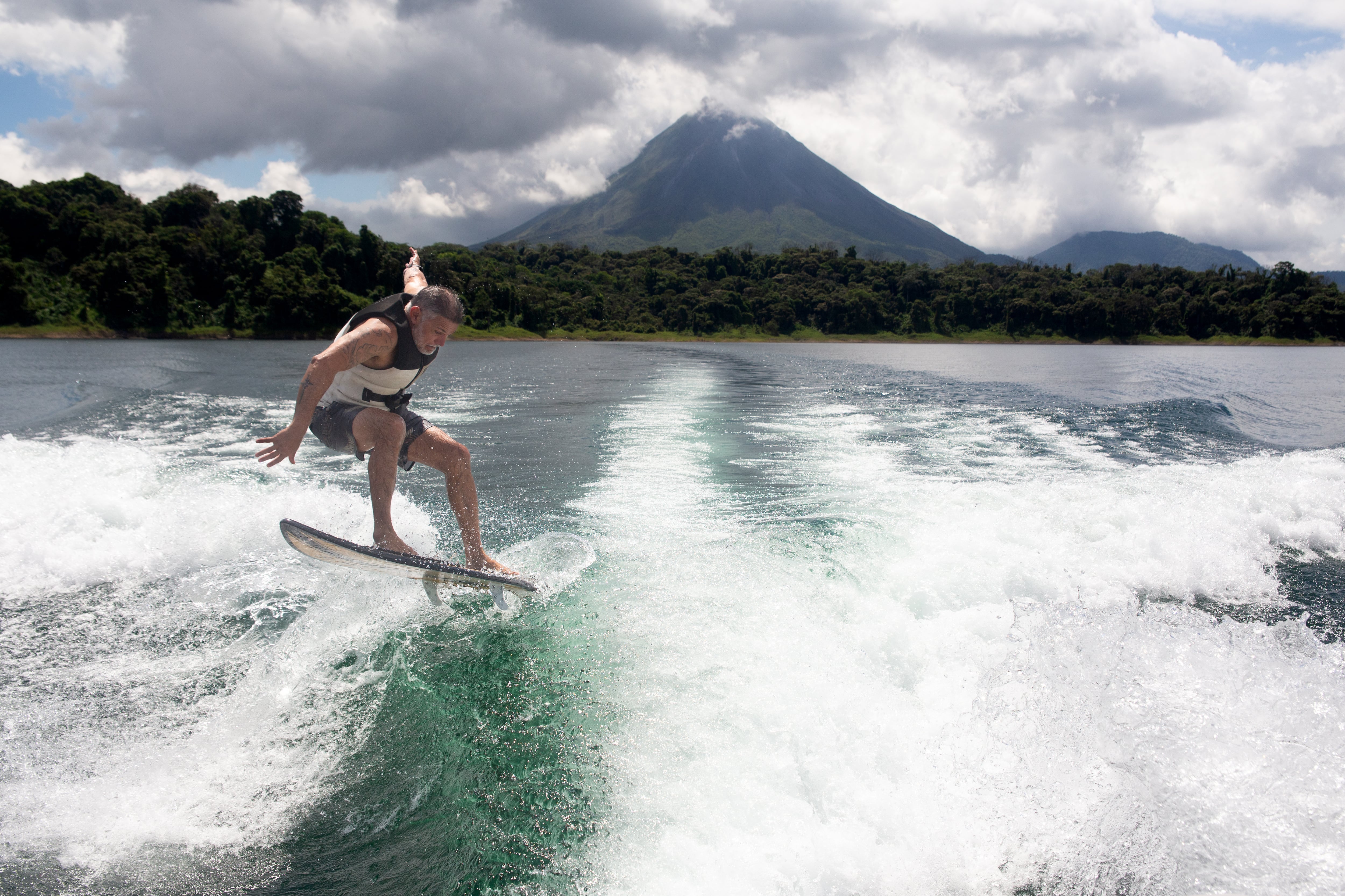 El wakesurfing es una de las más novedosas actividades acuáticas que se practican actualmente en el lago Arenal, el lago artificial más grande de Costa Rica.