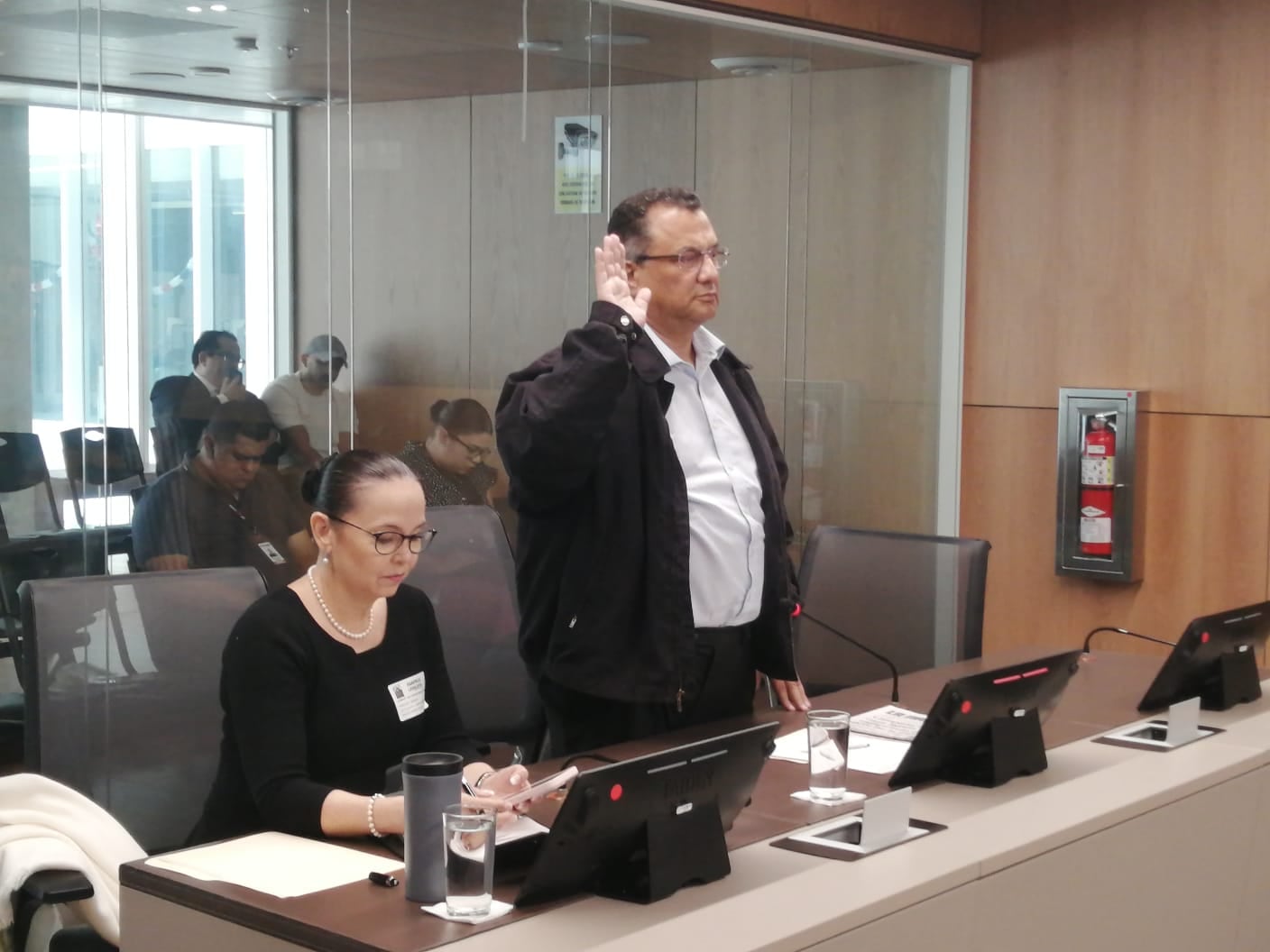 El exdiputado Humberto Vargas ante la Comisión Investigadora de Financiamiento Electoral, junto a su abogada Gloria Valladares Navas. Foto: Aarón Sequeira