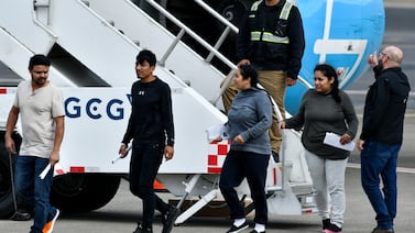 Estados Unidos cometió ‘cascada de violaciones’ de derechos al expulsar a migrantes a terceros países, dice panel de la ONU