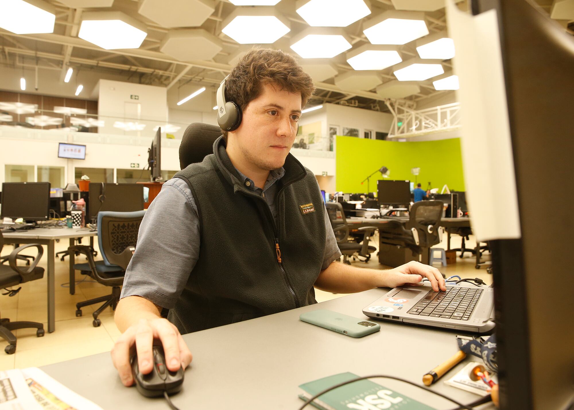 Fabrice Le Lous, nuevo director de La Nación, trabajando en la redacción del periódico.