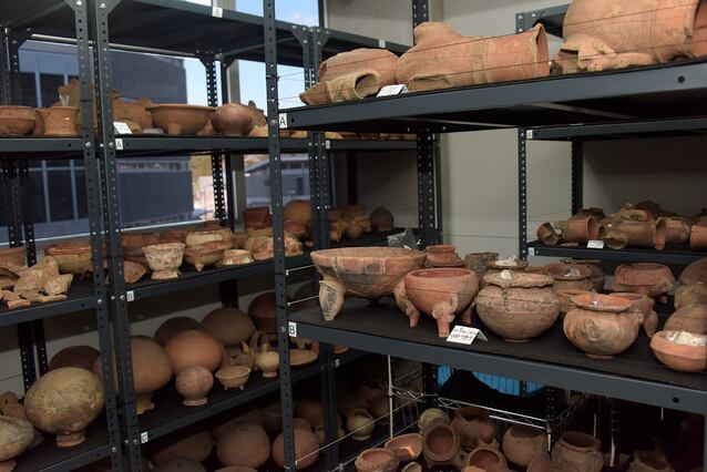 La UCR describe que carrera de Antropología forma profesionales con conocimientos referentes a los productos culturales, los procesos de creación y de transformación de las culturas, a partir de su relación con la naturaleza y las sociedades humanas a través del tiempo.