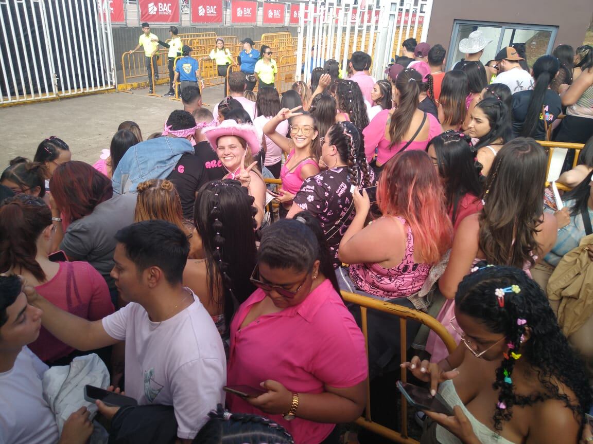 En el sector de Mañana será bonito se hizo una aglomeración de público durante el ingreso al Estadio Nacional.