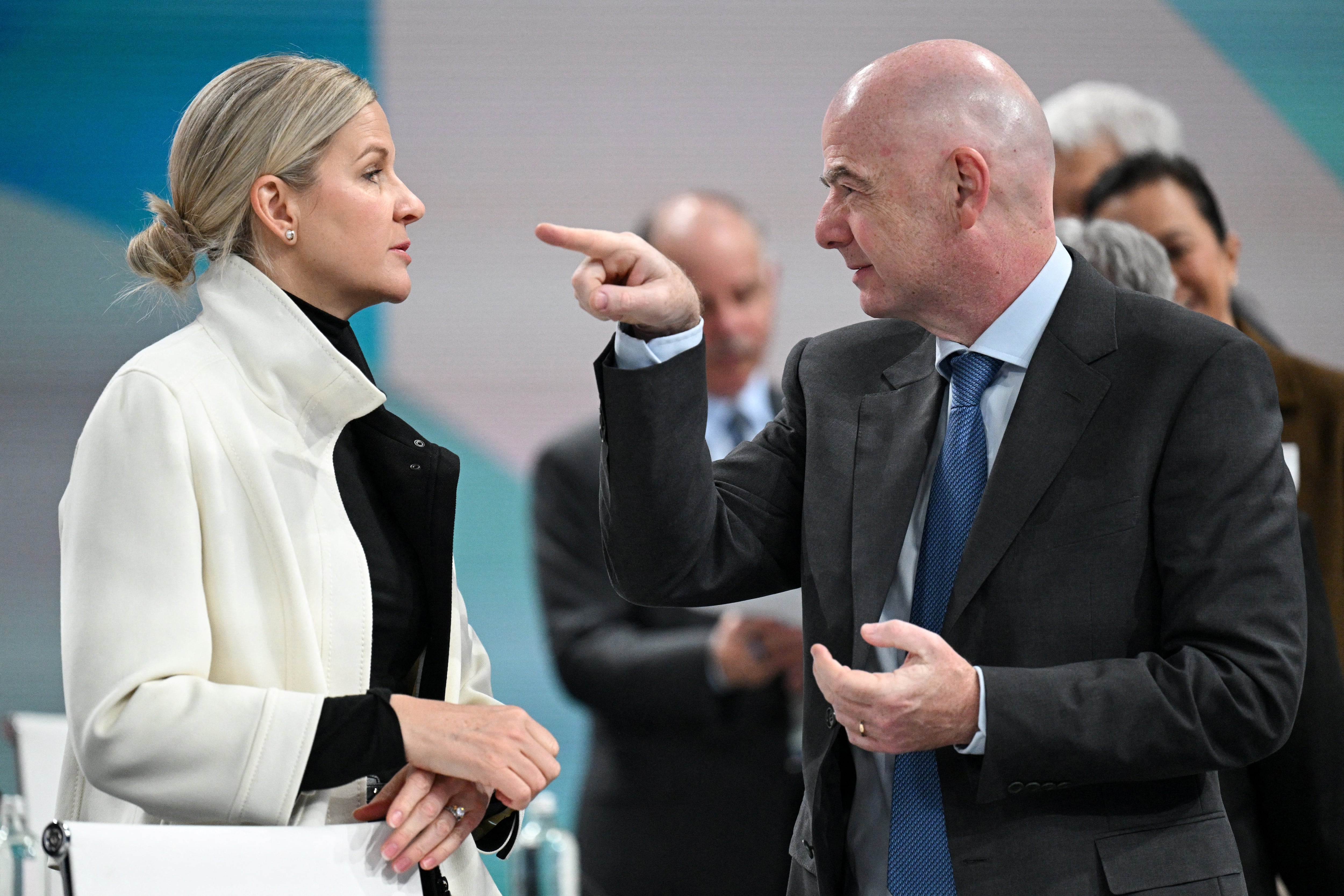 La presidente del Presidente del Comité Olímpico Internacional, Kirsty Coventry, conversa con el presidente de FIFA Gianni Infantino durante una sesión del COI en Milán este 3 de febrero.