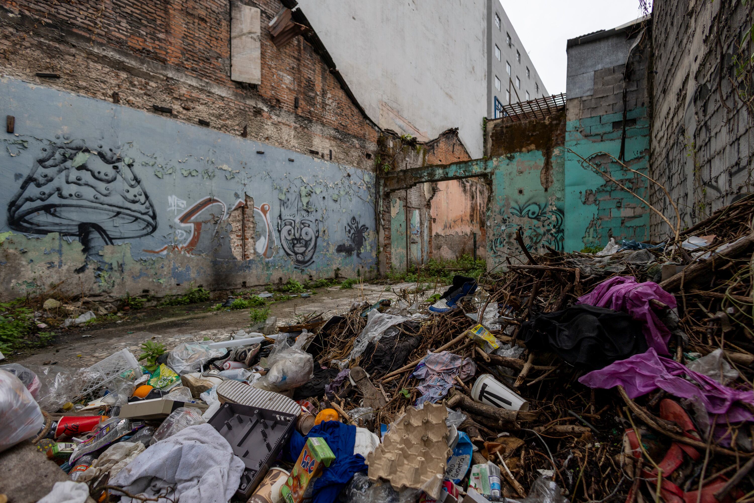 20/05/2025, San José, recorrido por avenida central y avenida segunda, para ver edificios que están desocupados o abandonados.