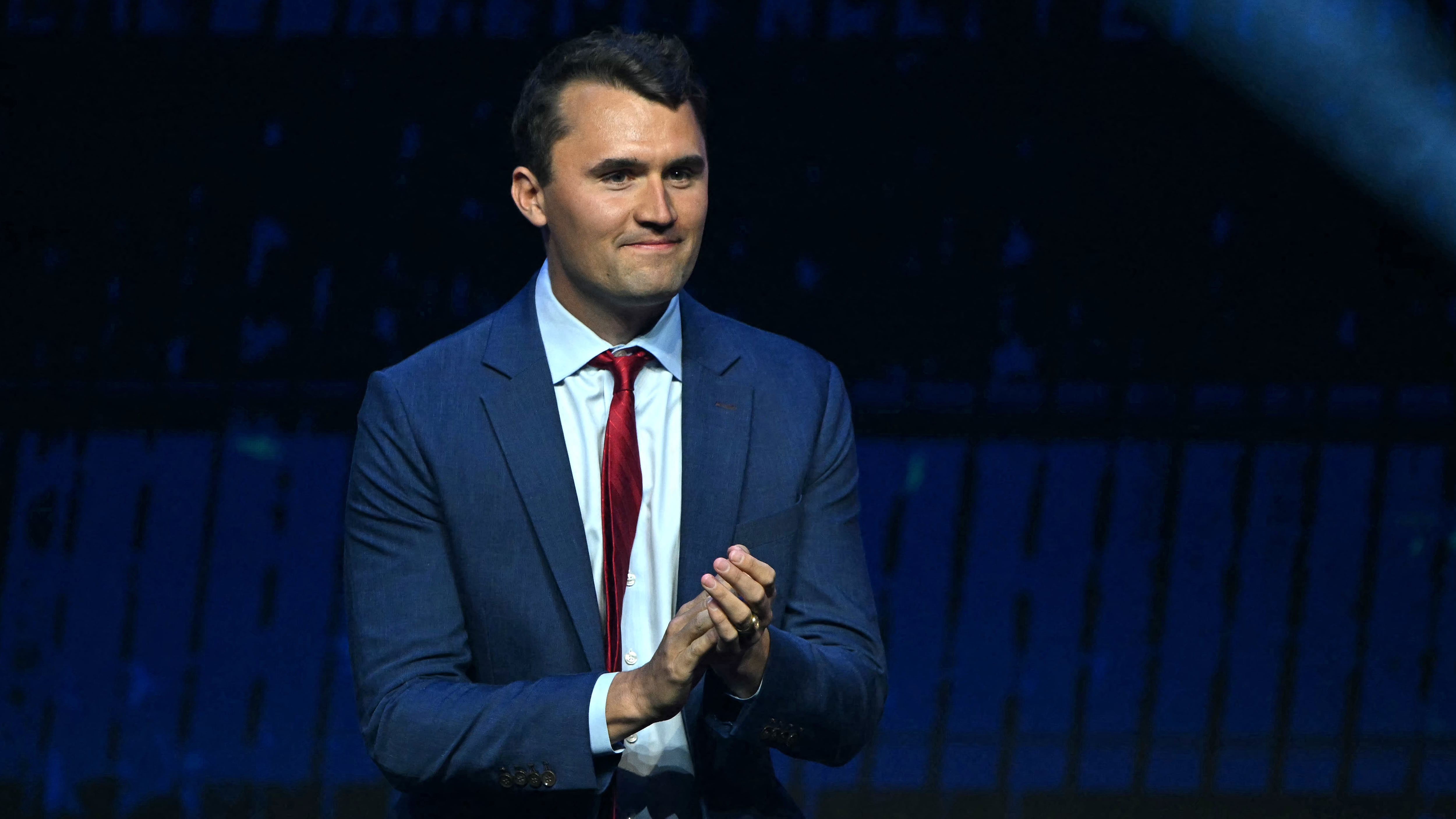 El activista político conservador y fundador de Turning Point Action, Charlie Kirk, sube al escenario durante un mitin de campaña de Turning Point Action "Unidos por el Cambio" a favor del expresidente estadounidense y candidato presidencial republicano Donald Trump, en el Thomas & Mack Center de Las Vegas, Nevada, el 24 de octubre de 2024. (Foto de Patrick T. Fallon / AFP)