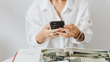 Pediatra deja consultorio privado tras saturación de mensajes por WhatsApp y alerta sobre su salud mental