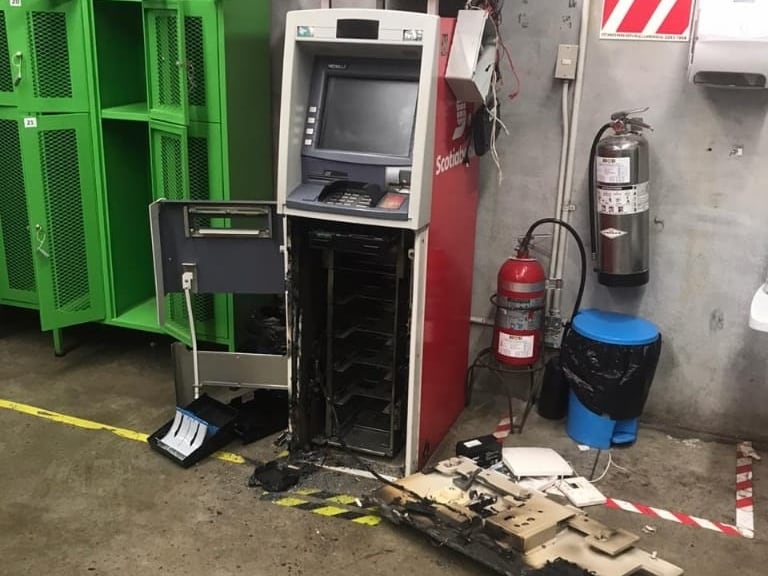 Delincuentes asaltan Maxi Palí en Puntarenas y amenazan de muerte a familia de guarda. Foto Andrés Garita