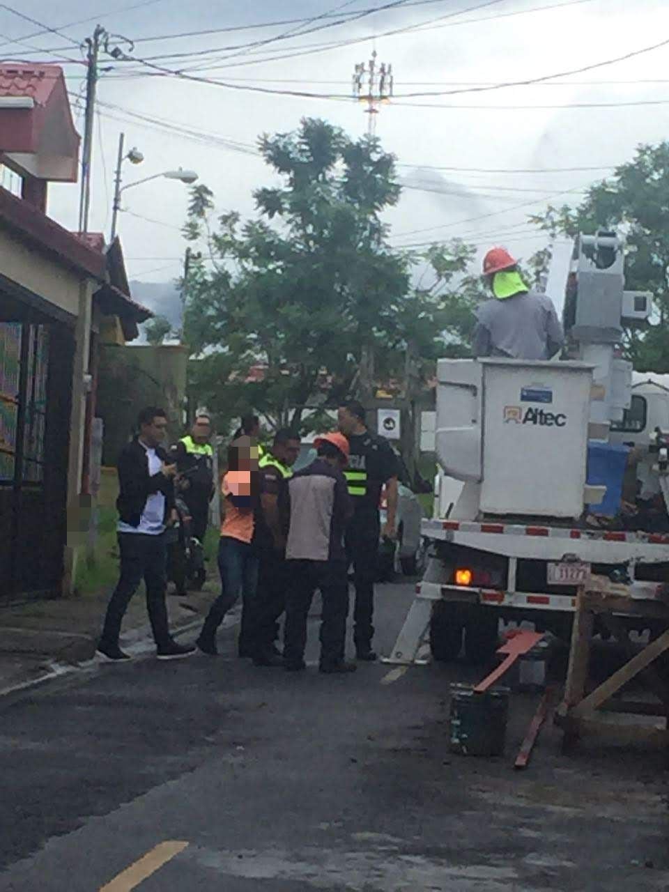 El sospechoso de agredir a una jueza (camiseta blanca), protagonizó tiempo atrás un altercado con vecinos. El hombre denunció la instalación de cámaras de vigilancia en el residencial. Funcionarios de ESPH removieron los dispositivos.