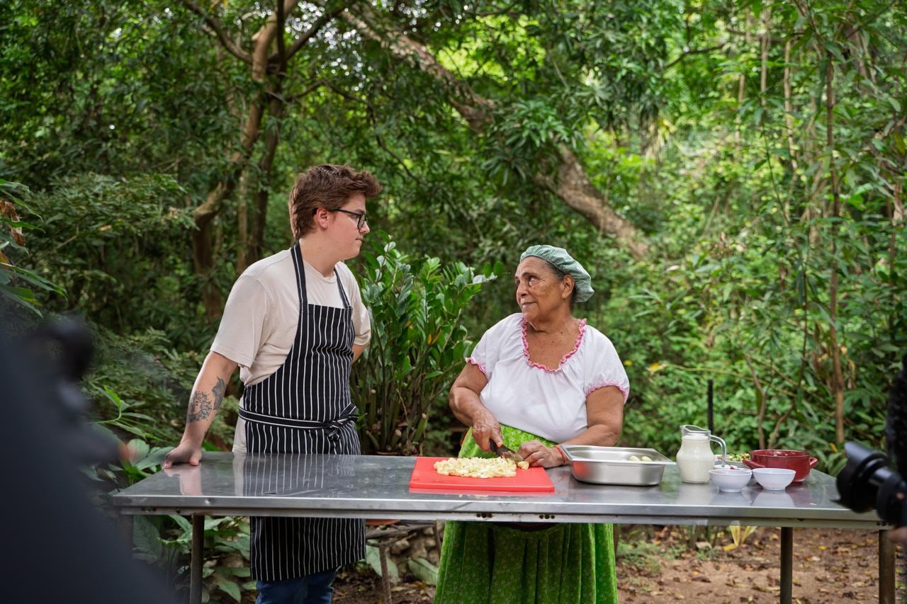 En Corralillo de Nicoya, Guanacaste, Marta Rosales, de El Sitio de don Pedro, compartió su receta del guiso de chilote con masa con el chef Carlos Alpízar.