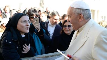 Sor Cristina regala al papa Francisco su primer disco