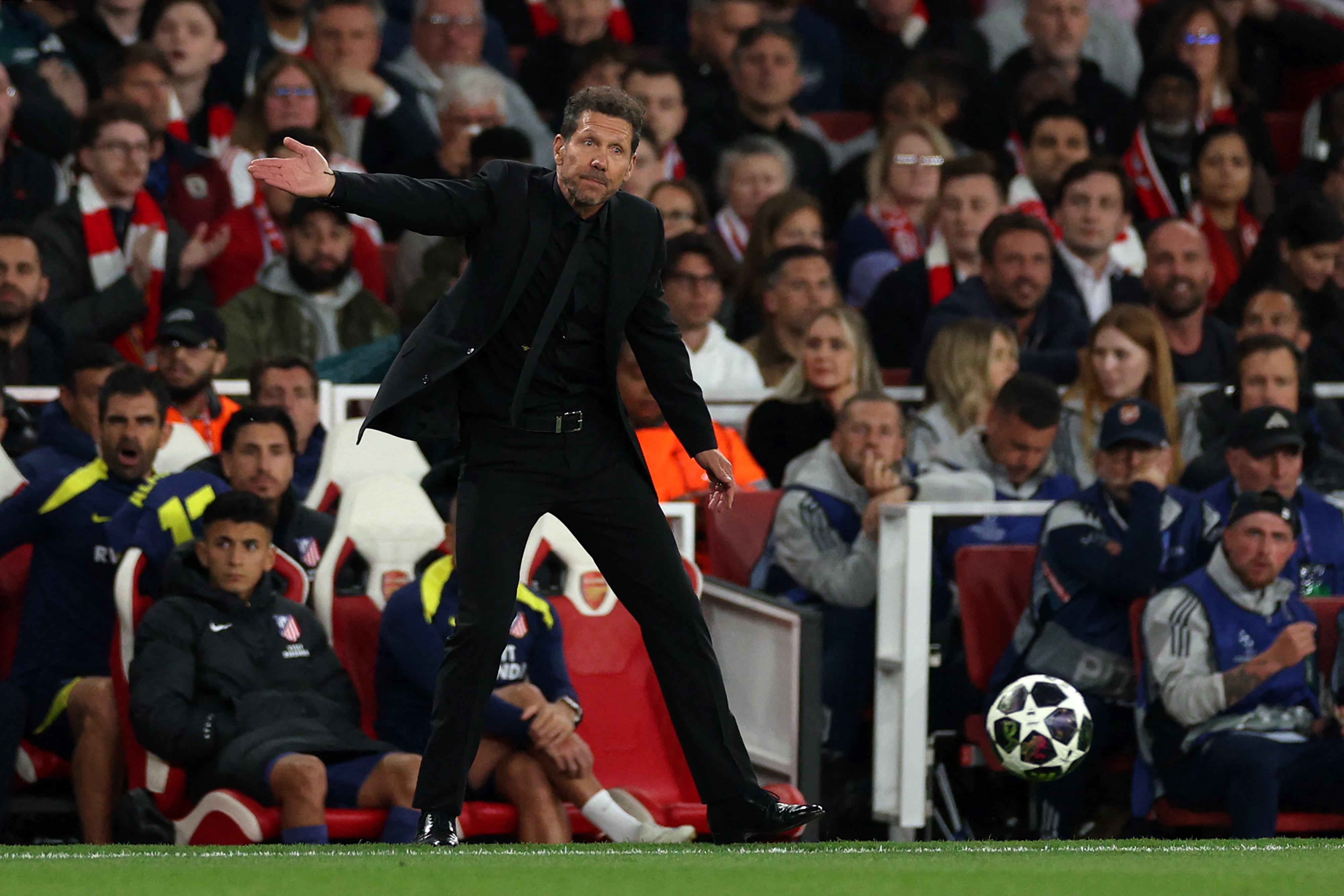 El entrenador argentino Diego Simeone gesticula en el partido que el Atlético de Madrid perdió ante el Arsenal.