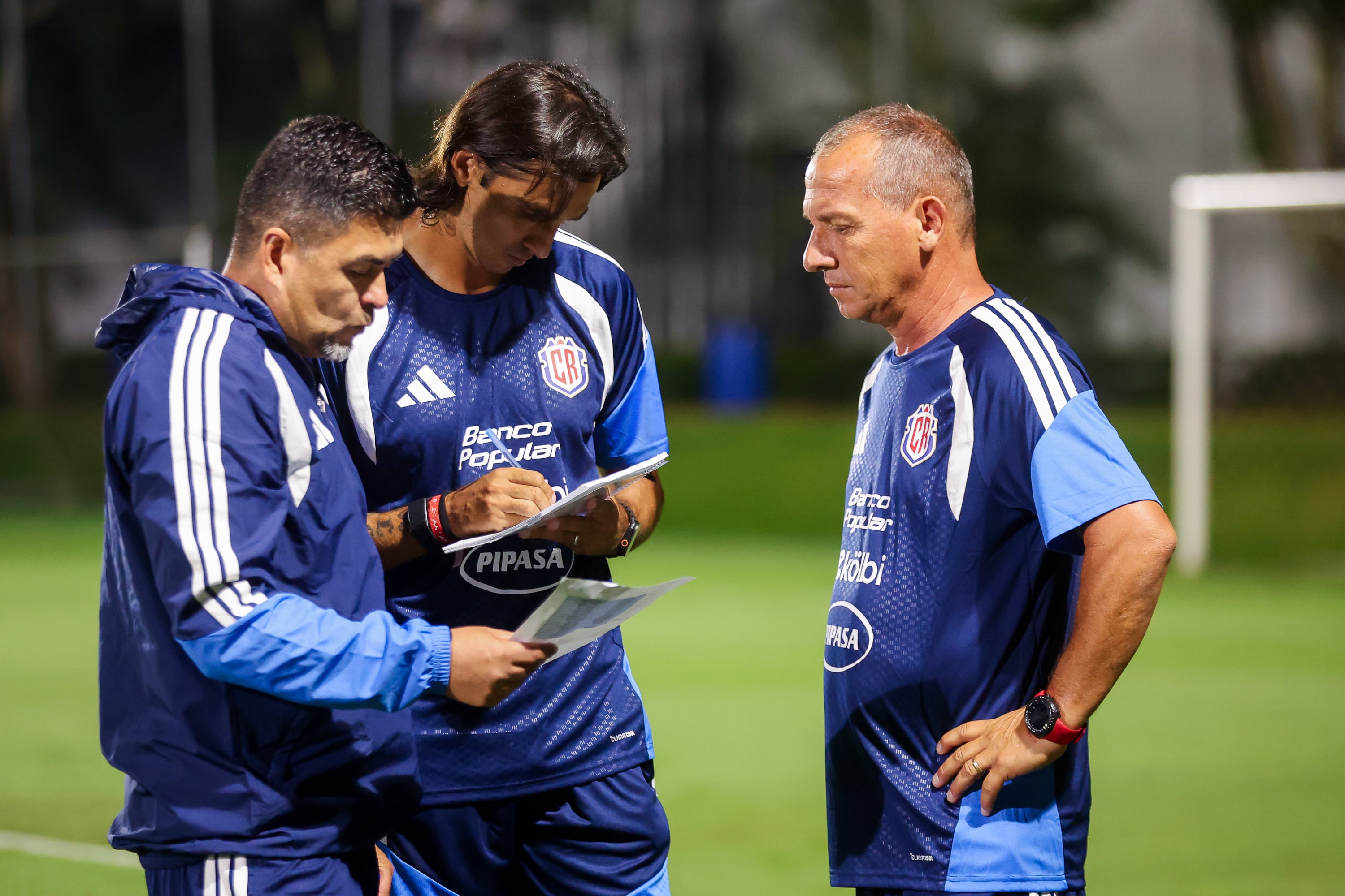 Bryan Ruiz empezó a trabajar de inmediato con sus auxiliares Edson Soto y Wílmer López, en la Selección de Costa Rica.