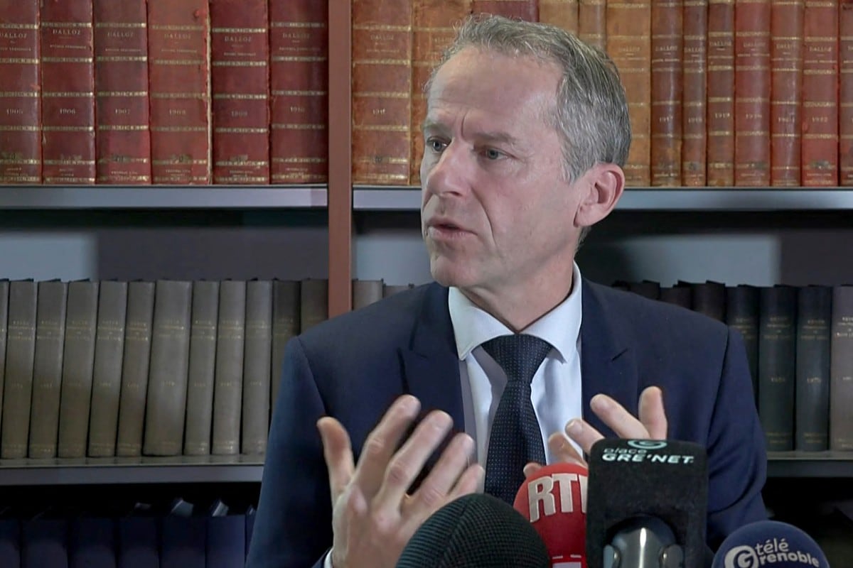 El fiscal de Grenoble, Étienne Manteaux, habla durante una conferencia de prensa en Grenoble el 10 de febrero de 2026.