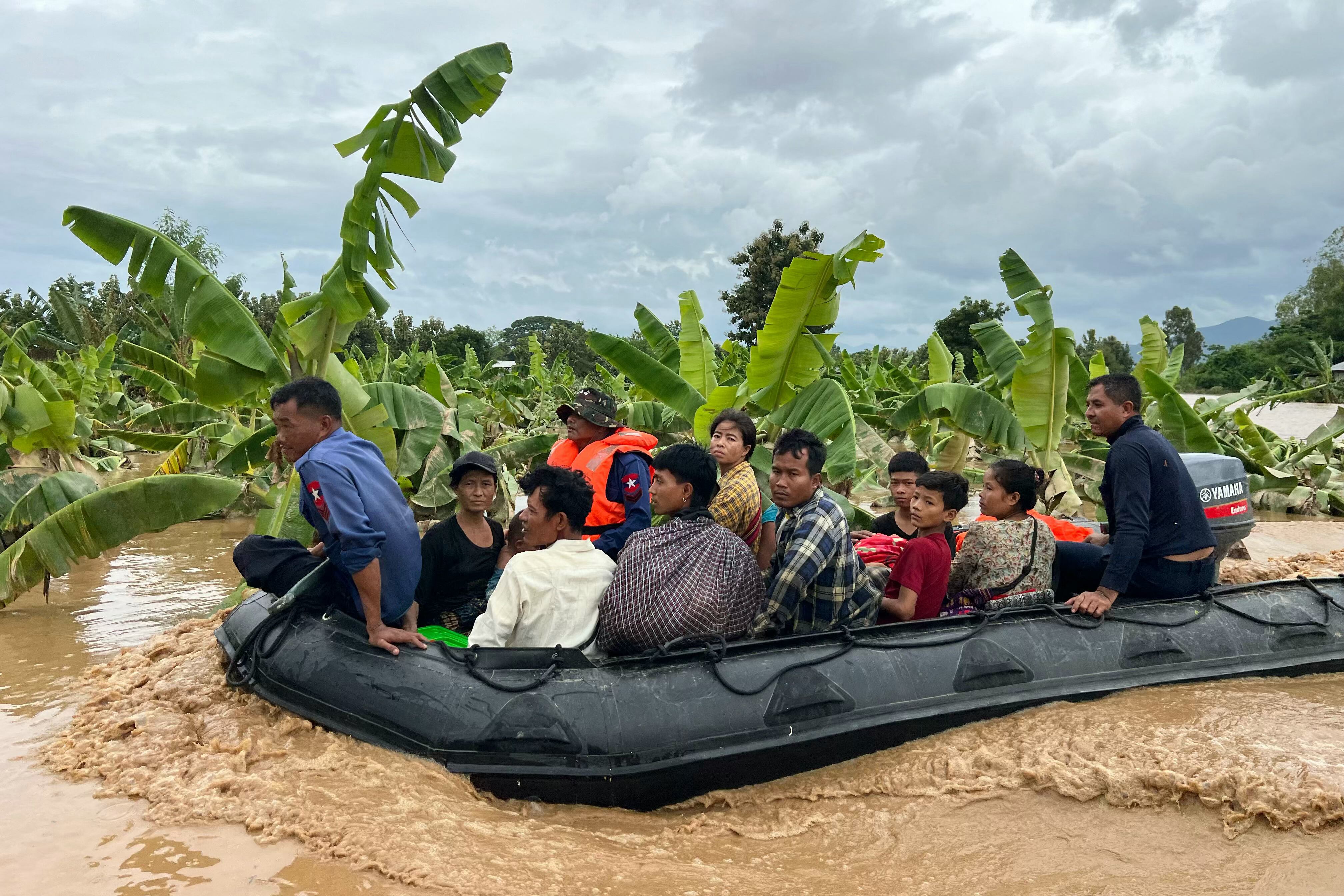 Los residentes son transportados en un bote a través de las inundaciones en la aldea de Sin Thay en Pyinmana, en la región de Naypyidaw de Myanmar, luego de las fuertes lluvias posteriores al tifón Yagi. Foto: AFP