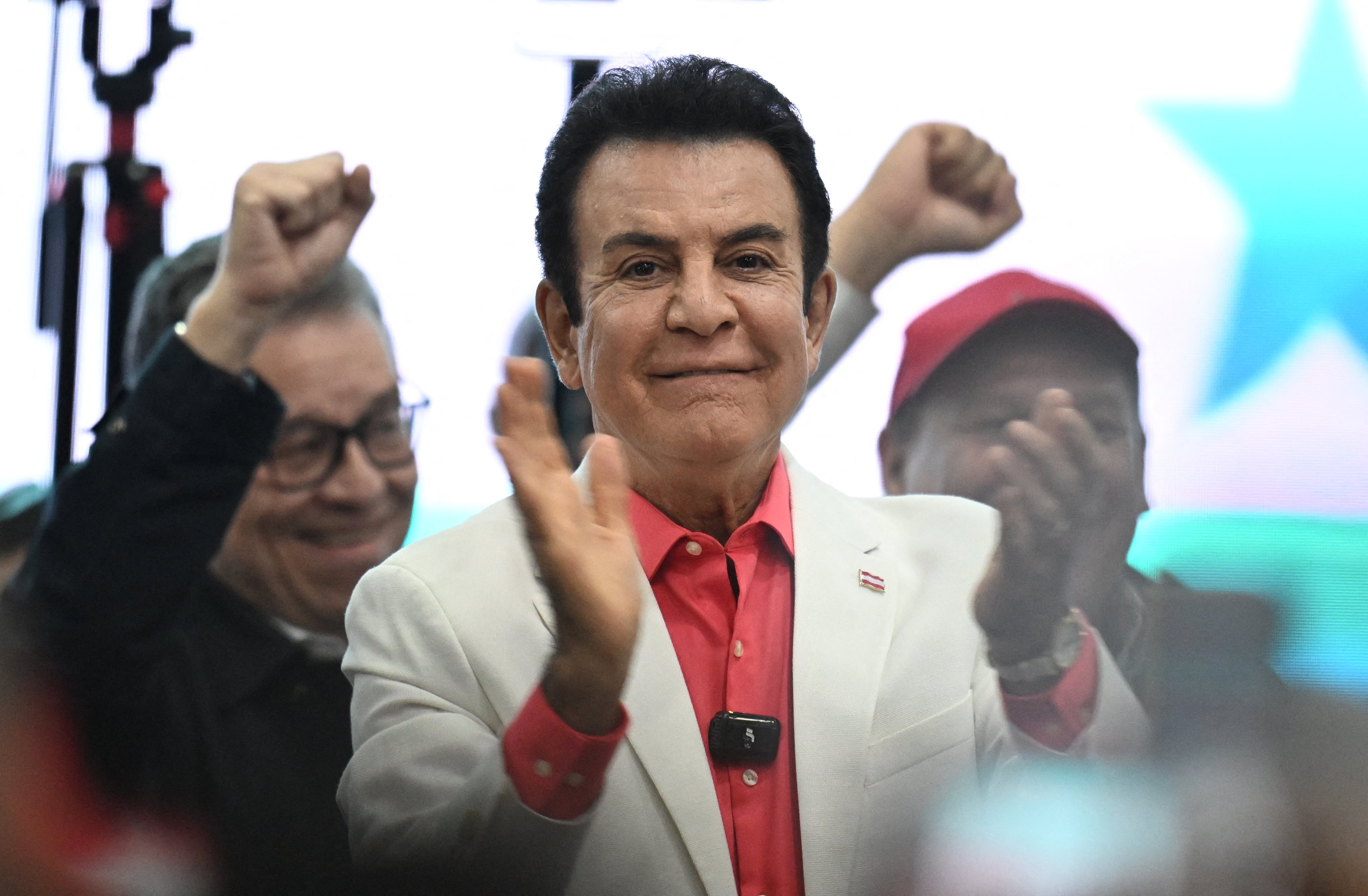 El candidato Nasry Asfura, apoyado por el presidente estadounidense Donald Trump, y su rival Salvador Nasralla, también de derecha, mantienen este lunes una cerrada lucha por el triunfo en las elecciones presidenciales de Honduras.