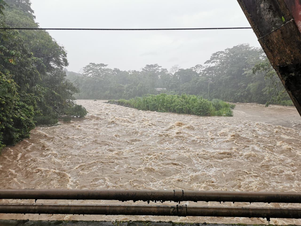Agricultor y señora de 71 años que trataron de salvar ganado de inundaciones serían las primeras víctimas mortales de las lluvias