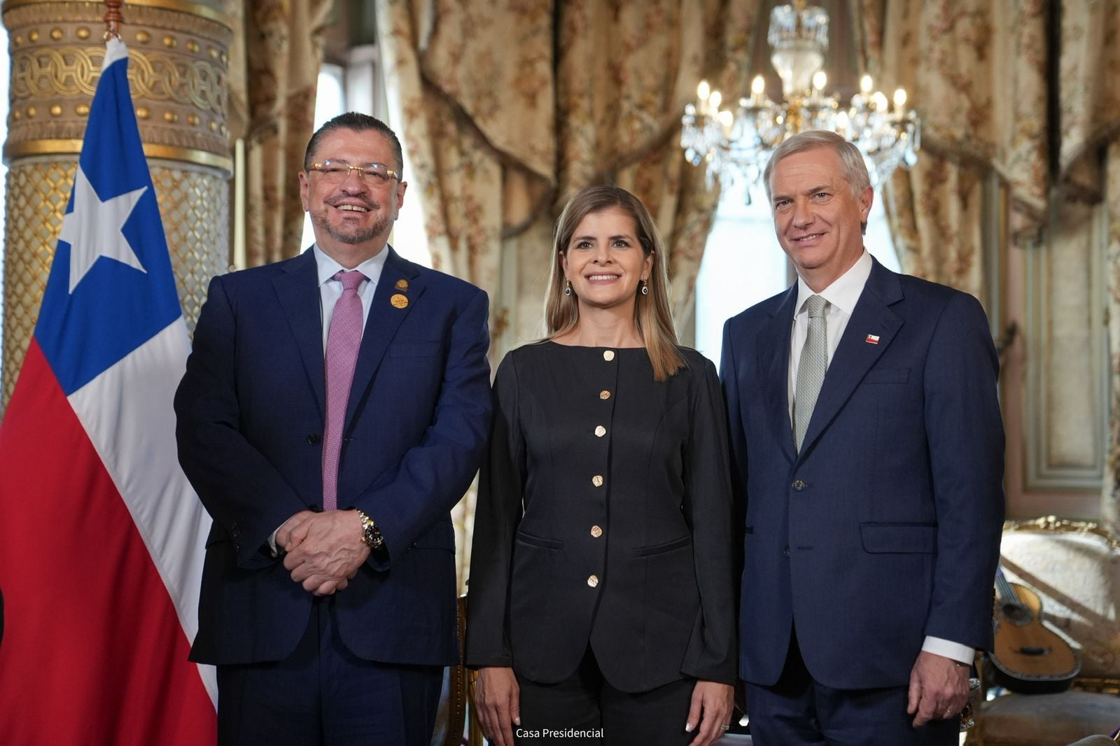El mandatario Rodrigo Chaves y la presidenta electa, Laura Fernández, se reunieron con el ultraderechista José Antonio Kast, previo a la toma de posición del chileno.