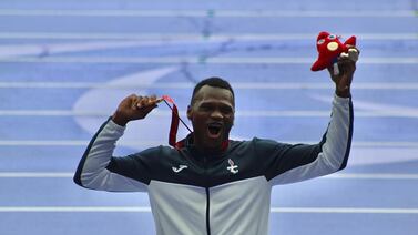 Sherman Guity tiene en sus manos el premio por el que tanto se esforzó