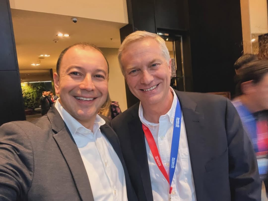 Danny Quirós junto al presidente electo de Chile, el ultraderechista José Antonio Kast.