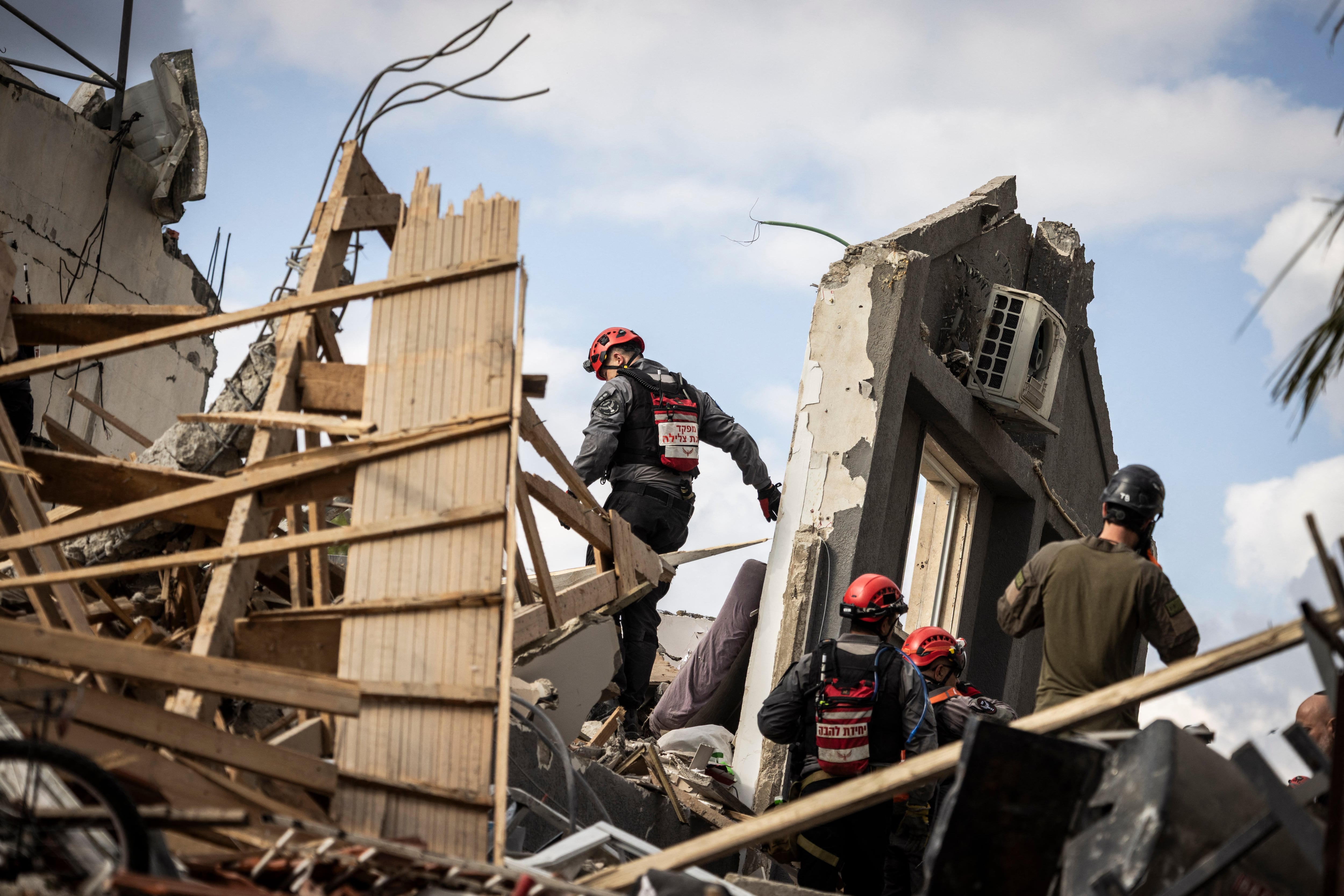 Agentes de los servicios de emergencia israelíes buscan entre los escombros en el lugar de un ataque con misiles en Bet Shemesh, a unos 30 kilómetros al oeste de Jerusalén, el 1 de marzo de 2026.