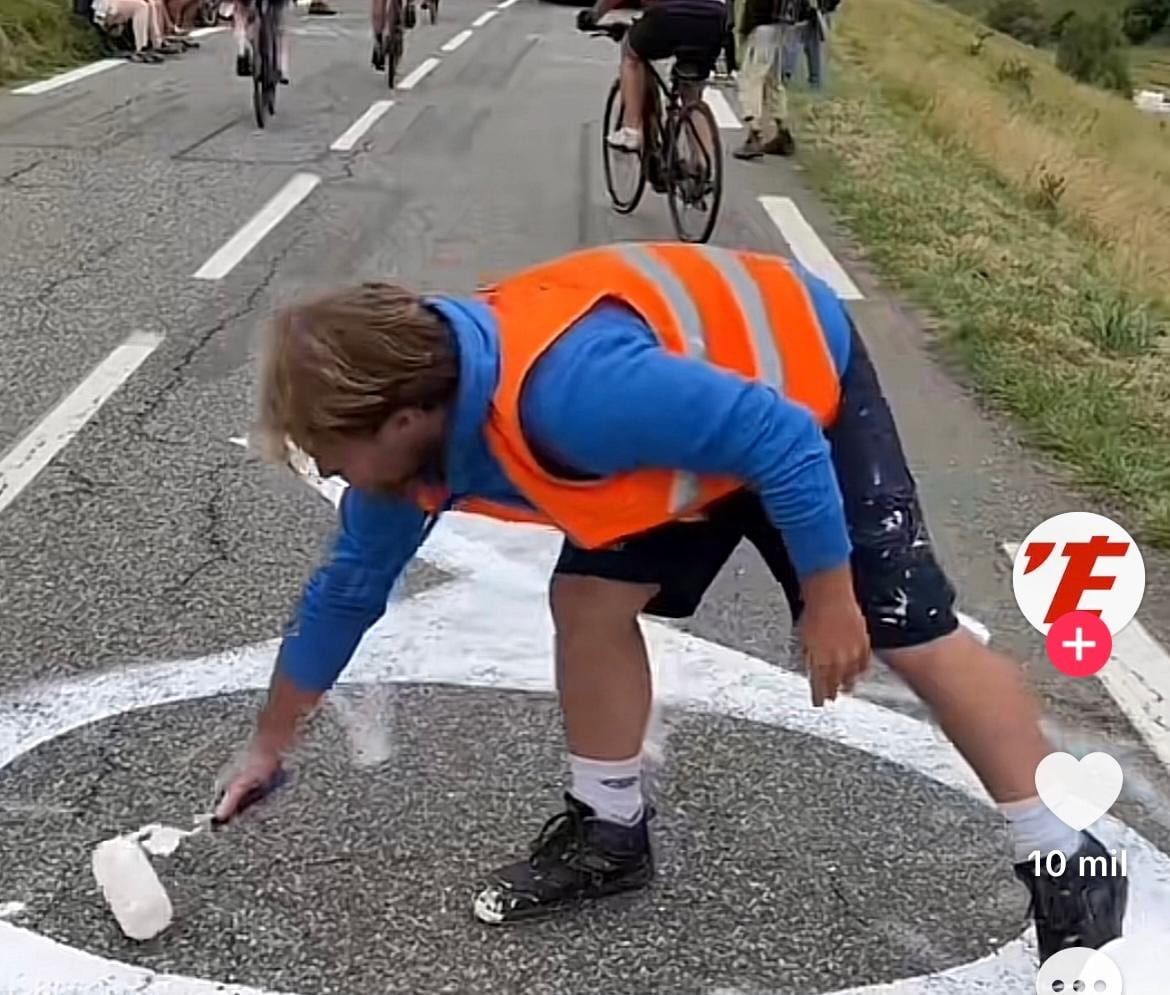 Adrien, en plena labor tapando dibujos antes de una etapa del Tour de Francia 2025.