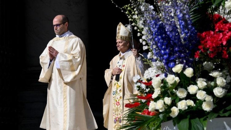 El papa León XIV presidió su primera misa de Pascua en la plaza de San Pedro desde su elección en mayo de 2025.
