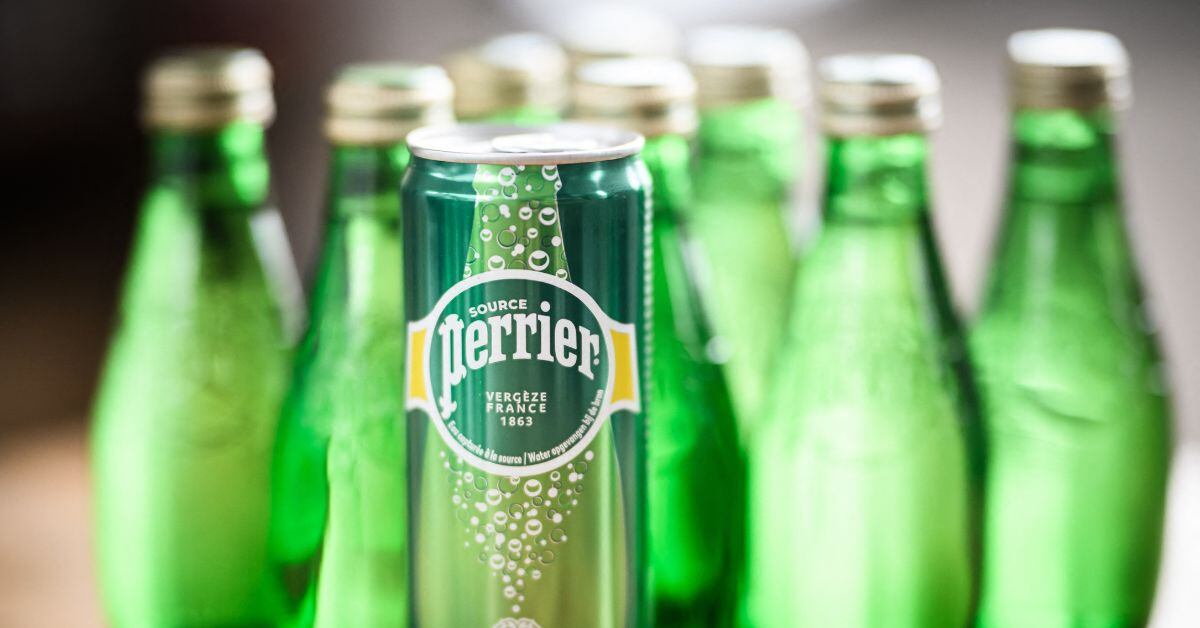 En la imagen una botella de perrier, agua mineral