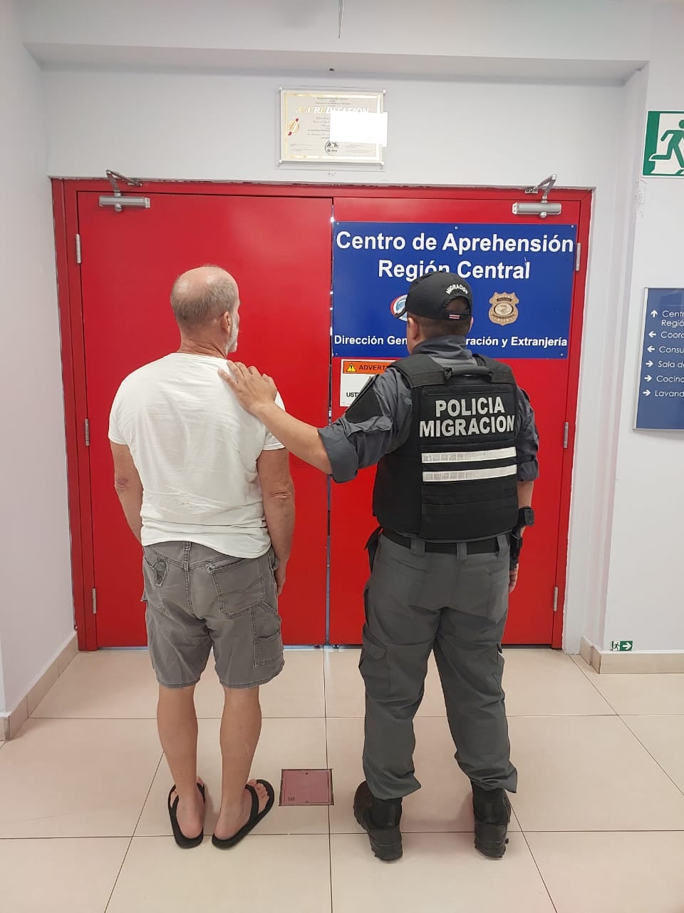 Sujeto detenido en Puntarenas por la policía de Migración.