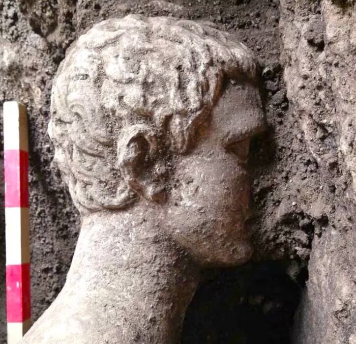 La estatua representa al dios griego Hermes, hijo de Zeus, considerado para los romanos como Mercurio.